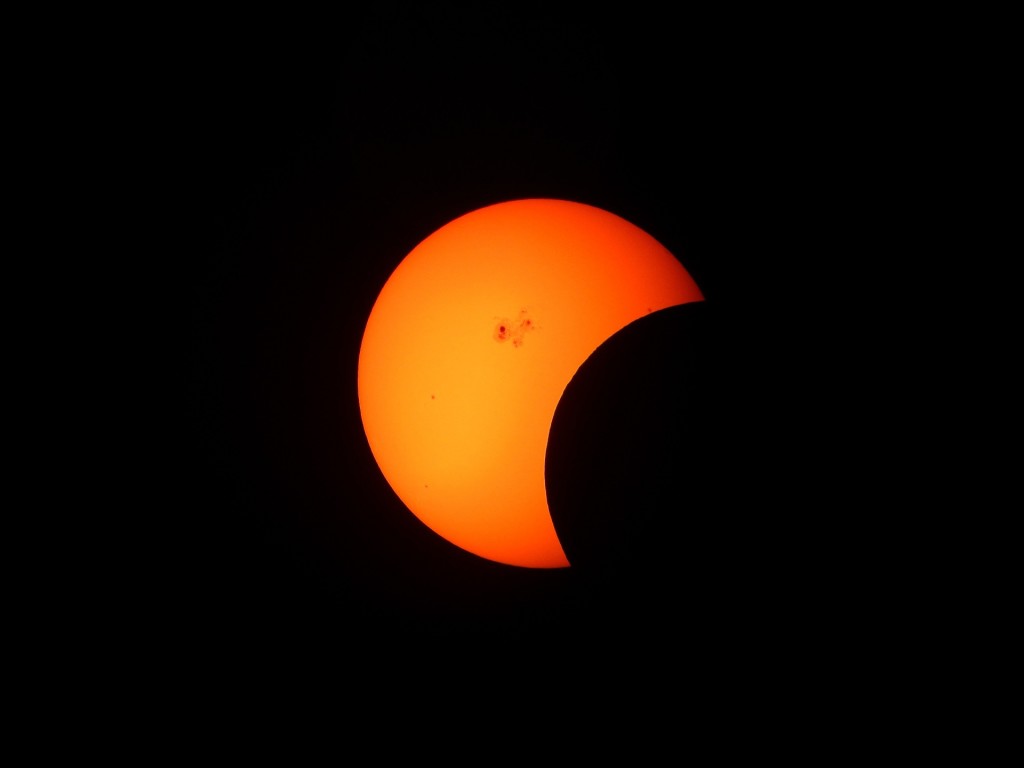 partial-solar-eclipse-1154215_1920
